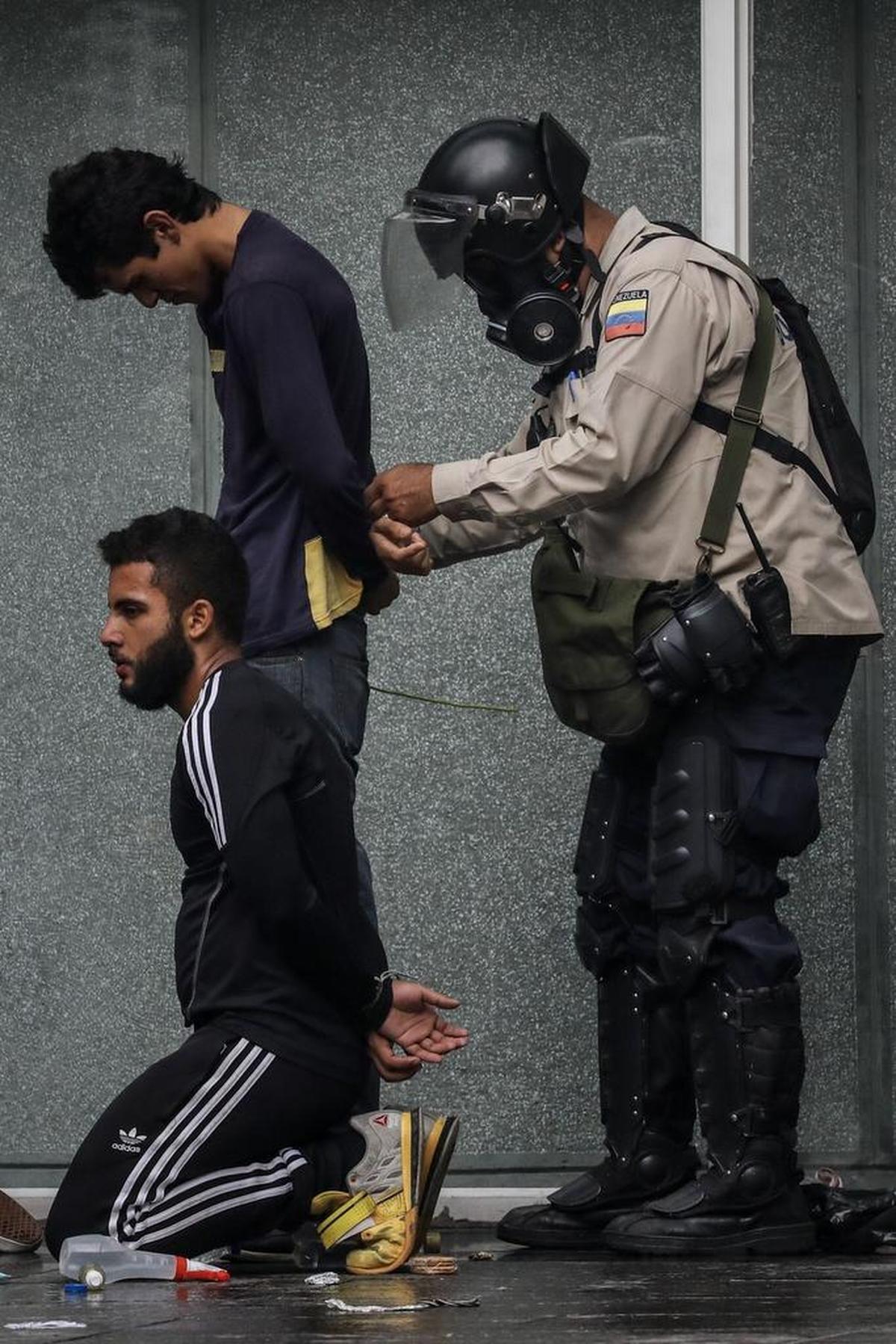 Agentes de la Policía Nacional Bolivariana detienen a manifestantes durante una marcha hacia la sede del Poder Electoral el jueves 29 de junio de 2017, en Caracas.
