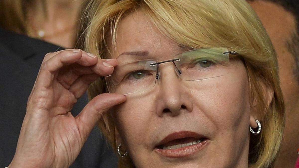 La fiscal general de Venezuela, Luisa Ortega Díaz, solicitó este martes al Tribunal Supremo de Justicia (TSJ) que se retire la inmunidad de ocho magistrados de la Sala Constitucional de esa Corte para que puedan ser investigados por la decisión en la que asumieron las facultades del Parlamento.