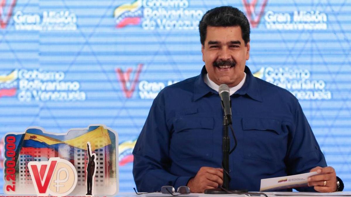 Fotografía cedida por la oficina de prensa de Miraflores que muestra al presidente de Venezuela, Nicolás Maduro, durante un acto de entrega de viviendas, el 4 de octubre, en Caracas.
