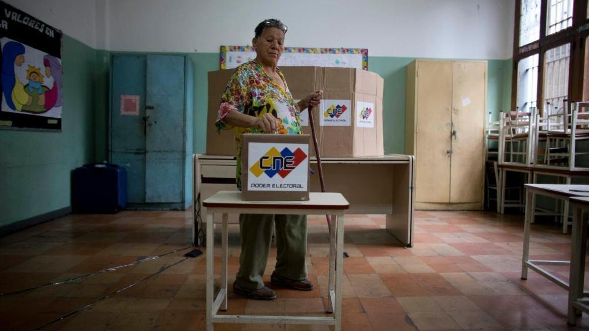 Una mujer deposita su voto en un colegio electoral durante las elecciones municipales en Caracas, Venezuela, domingo, 10 de diciembre de1 2017.