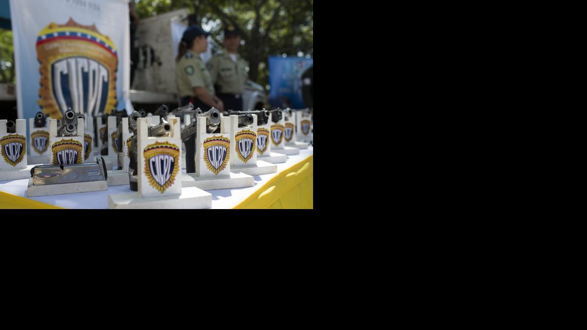 
Detalle de varias armas el viernes 5 de diciembre de 2014, durante una jornada de inutilización de armas de fuego que fueron incautadas durante operativos de seguridad en Caracas (Venezuela). El Gobierno ha impulsado varios programas para luchar contra la violencia en Venezuela, que incluyen la reestructuración de cuerpos policiales, operativos de patrulla especial y el desarme de la población.
