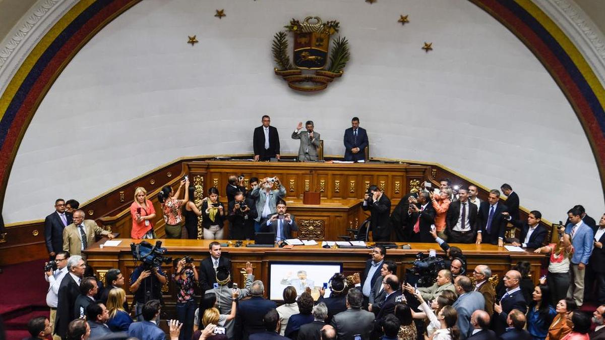 Henry Ramos Allup también denunció ante la Fiscalía al Tribunal Supremo de Justicia (TSJ) por la sentencia que emitió esa institución el pasado día 20 en la que suspende siete sesiones del Parlamento.