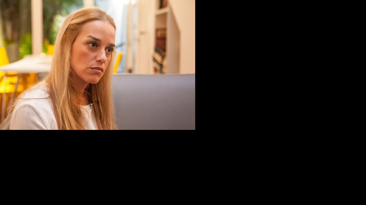 
 Lilian Tintori, la esposa del dirigente opositor venezolano Leopoldo López, encarcelado desde hace casi nueve meses, habla este, 12 de noviembre de 2014, durante una entrevista en Caracas (Venezuela). 
