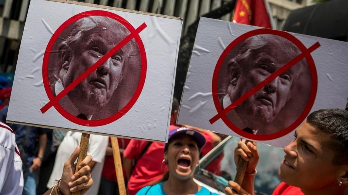 Simpatizantes del gobernante de Venezuela, Nicolás Maduro, participan en una nueva "marcha antiimperialista" para rechazar las más recientes críticas del presidente de EE.UU., Donald Trump, a la llamada revolución bolivariana el 19 de septiembre de 2017, en Caracas (Venezuela).
