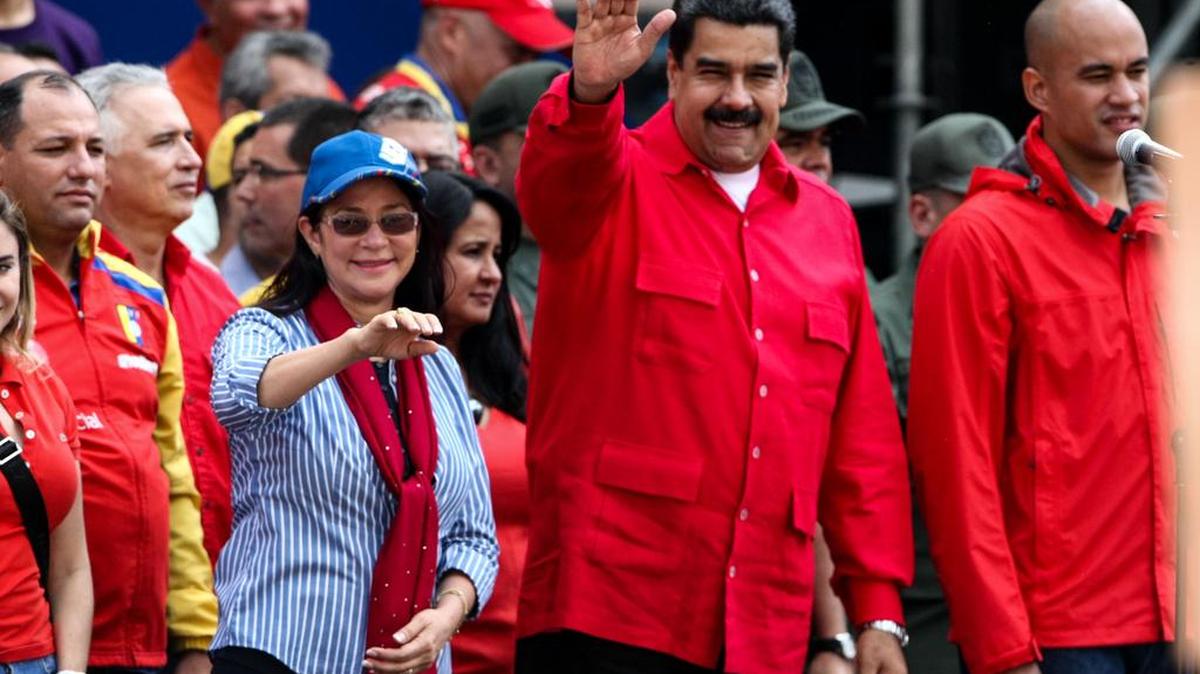El presidente de Venezuela, Nicolás Maduro (c), participa en una manifestación el martes 25 de octubre de 2016, en Caracas, Venezuela.