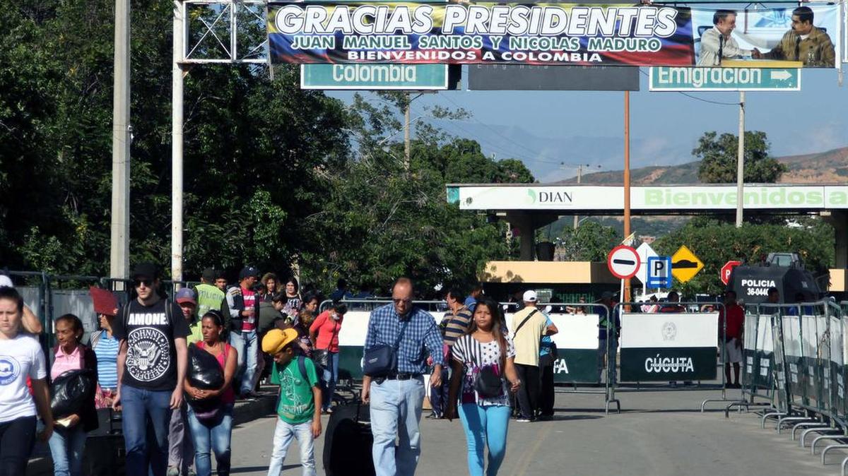 Cientos de personas cruzan hacia Colombia desde la frontera con Venezuela el martes 20 de Diciembre de 2016, en el puente Simón Bolívar en Cúcuta (Colombia).