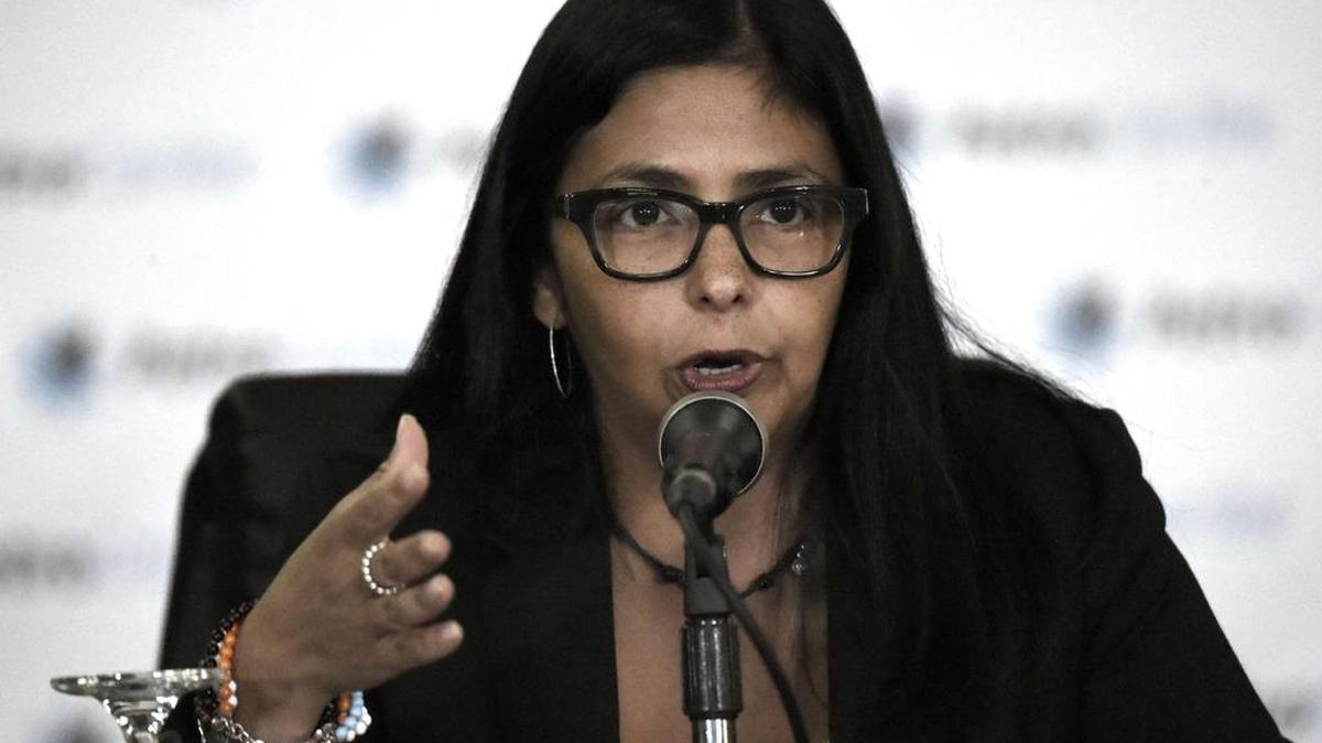 La canciller venezolana, Delcy Rodríguez, rechazó este viernes las críticas de chavistas que achacan al Gobierno del presidente de ese país, Nicolás Maduro, y al partido gobernante PSUV la derrota electoral que dejó al oficialismo como minoría en el Parlamento.