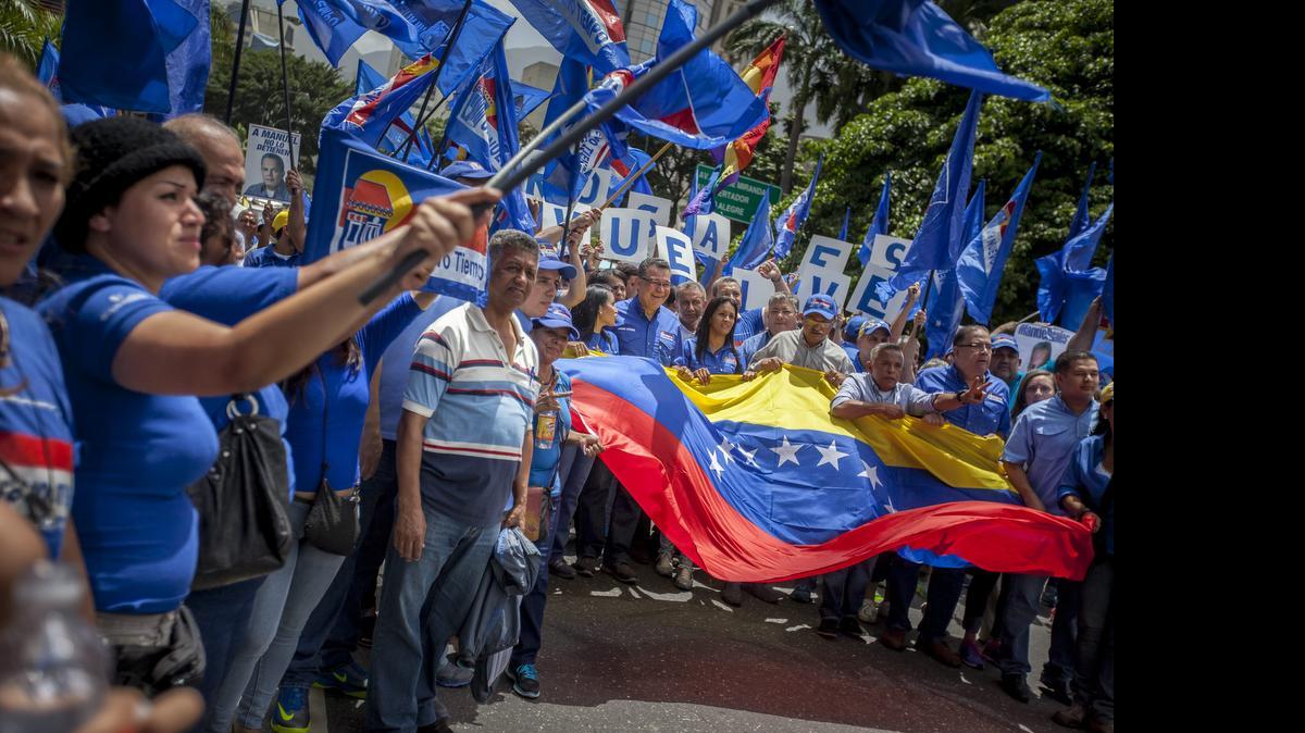
Manifestantes ondean banderas y gritan consignas hoy, miércoles 17 de junio del 2015, en Caracas (Venezuela). El partido opositor venezolano Un Nuevo Tiempo (UNT) denunció hoy en la sede de la Organización de Estados Americanos (OEA) en el país caribeño que la inhabilitación de opositores es "una política de Estado" de cara a las elecciones parlamentarias previstas para finales este año en el país.

