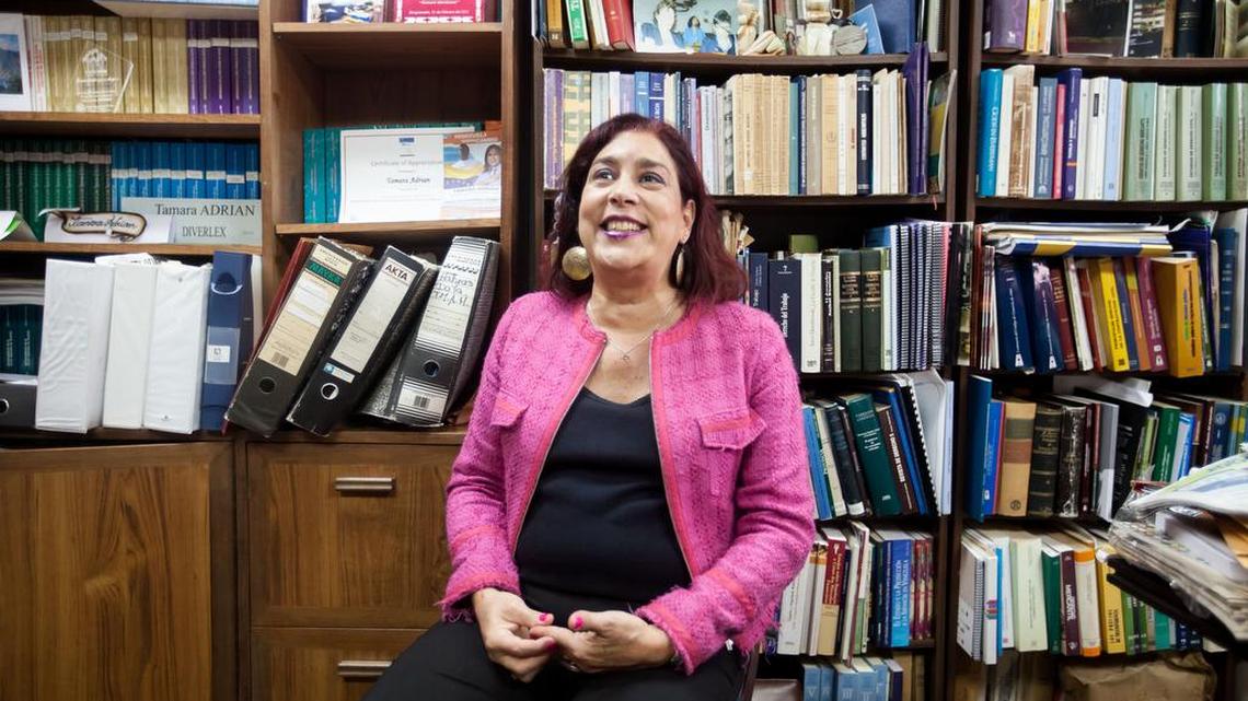 Rodeada por libros y documentos, Tamara Adrián accedió a hablar con el Nuevo Herald.