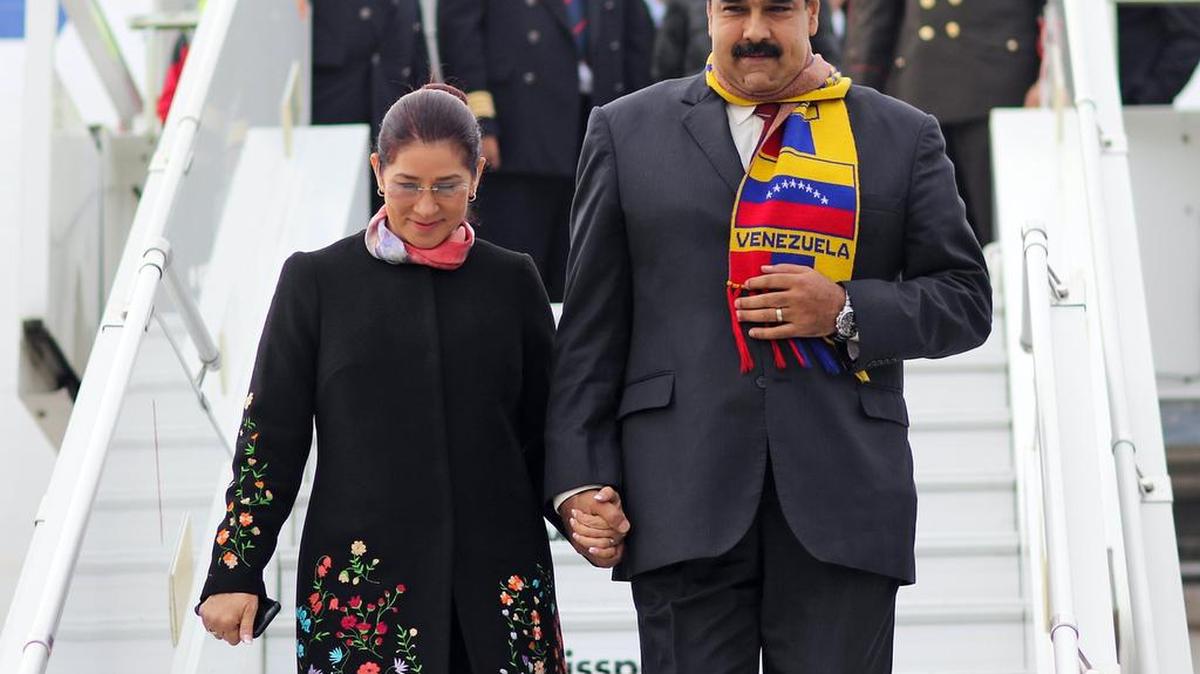 El mandatario venezolano Nicolás Maduro y la primera dama Cilia Flores llegan a Ginebra, Suiza, el jueves 12 de noviembre, para participar en una reunión de la comisión de derechos humanos de la ONU.