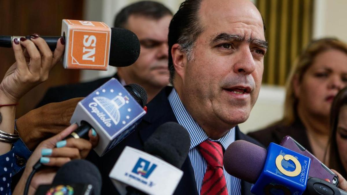 El presidente de la Asamblea Nacional, el diputado Julio Borges (c), habla con la prensa luego de una sesión de la cámara legislativa el martes 27 de junio de 2017, en Caracas (Venezuela).