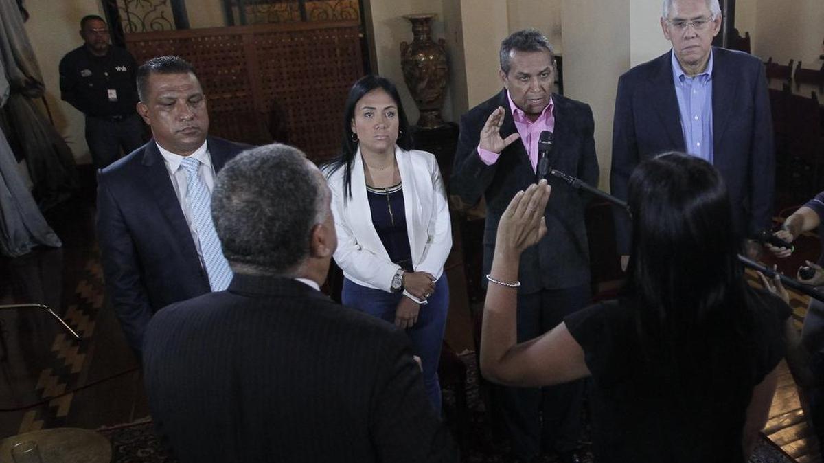 La presidenta de la Asamblea Nacional Constituyente, Delcy Rodríguez (d-adelante), participando en el acto de juramentación de los gobernadores Alfredo Díaz (i), Laidy Gómez (2-i), Ramón Guevara (2-d) y Antonio Barreto Sira (d), el lunes 23 de octubre del 2017 en Caracas, Venezuela.