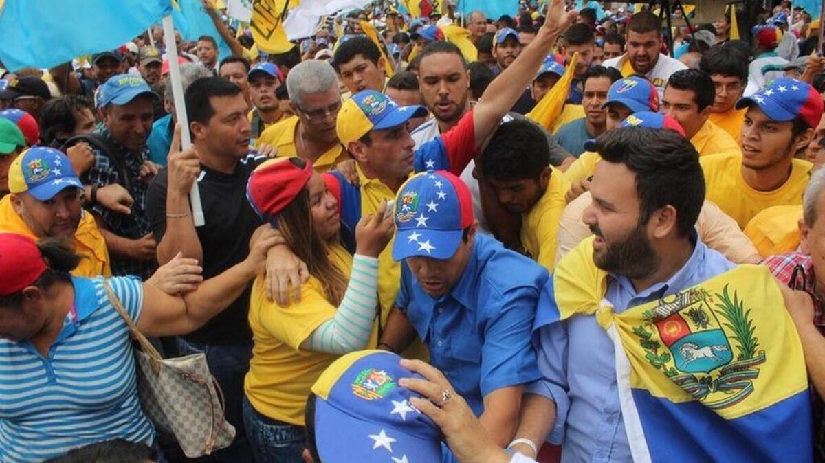 El líder opositor venezolano Henrique Capriles participa en una marcha hacia la sede regional del Consejo Nacional Electoral (CNE) el miércoles 3 de agosto de 2016, en Barquisimeto (Venezuela).