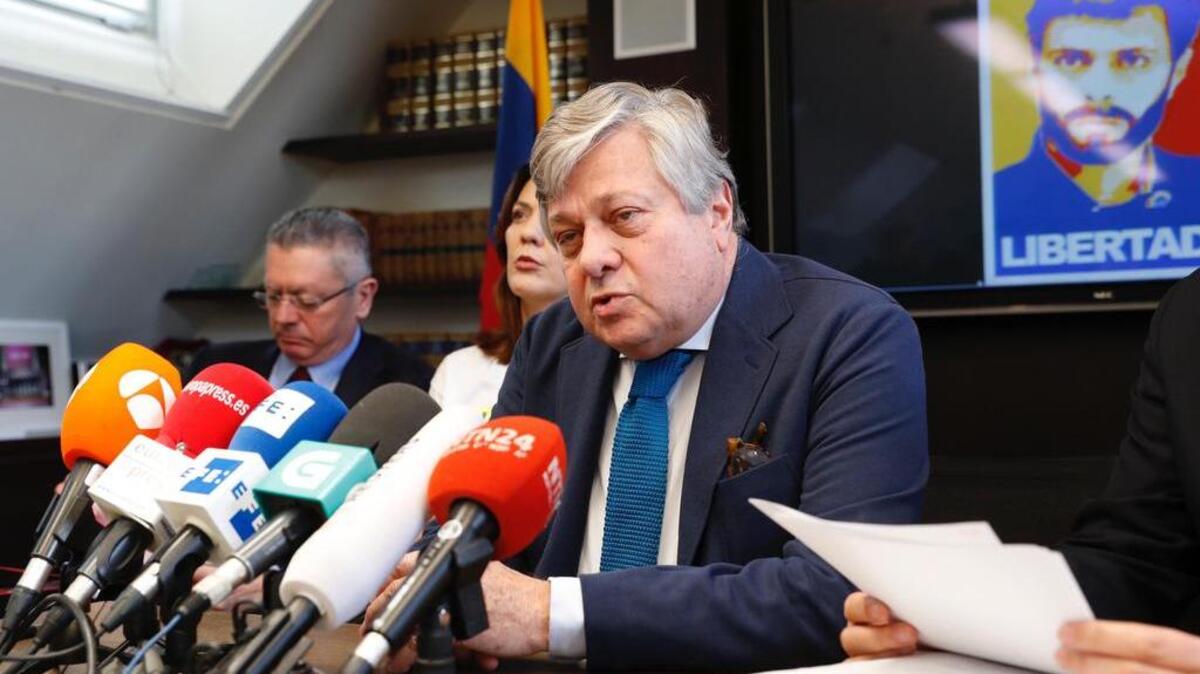 Diana López y Leopoldo López (d), el padre del opositor venezolano encarcelado Leopoldo López, durante la rueda de prensa ofrecida el viernes en Madrid. El padre del opositor venezolano Leopoldo López pidió hoy al Comité Internacional de la Cruz Roja (CICR) que un representante de esta organización acuda a la prisión de Ramo Verde para comprobar el estado del político allí encarcelado, así como la situación de retención en la que se encuentra.