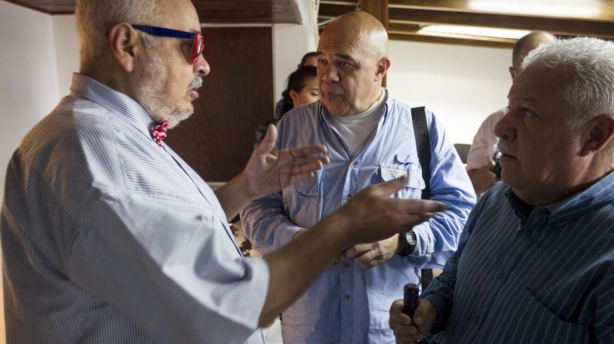 El secretario de la coalición opositora Mesa de Unidad Democrática (MUD), Jesús Torrealba (cen.), asiste el sábado a una rueda de prensa en Caracas, Venezuela. La oposición invita a todos a acompañar a los 112 diputados en una marcha el martes hacia el Legislativo.