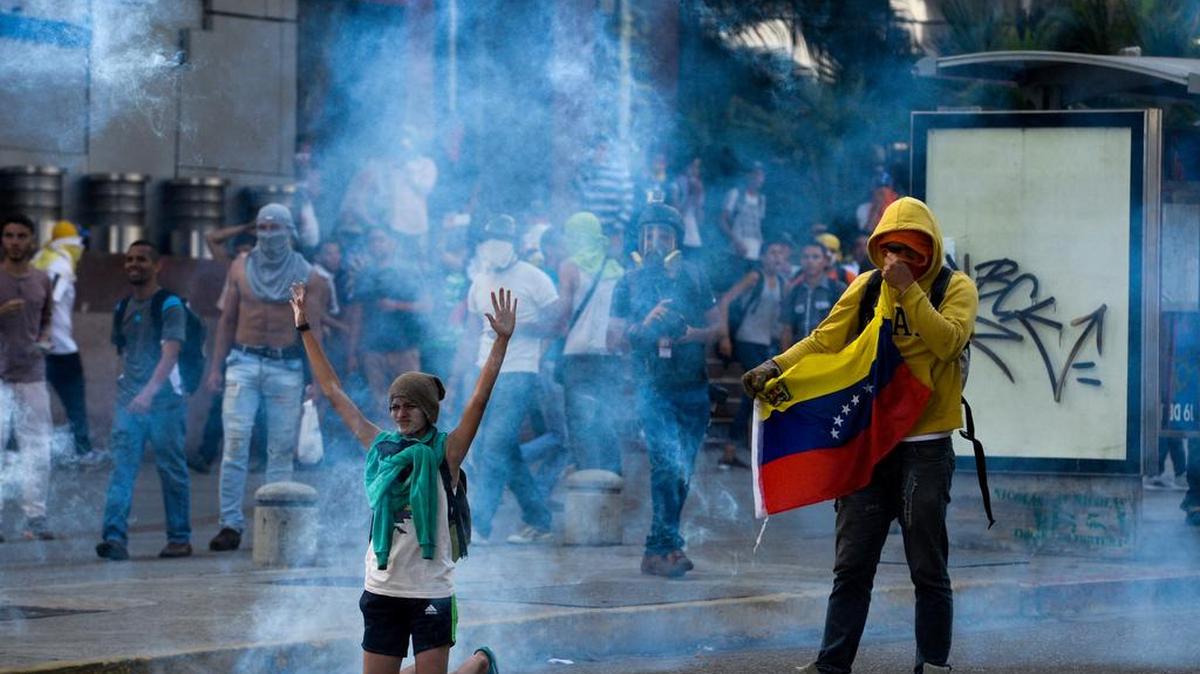 Cientos de personas participan en una manifestación en contra del gobierno de Nicolás Maduro el lunes 10 de abril de 2017, en Caracas, Venezuela. Las fuerzas de seguridad de Venezuela disolvieron, por quinta vez en los últimos 10 días, una protesta opositora con cientos de participantes que pretendía acceder al centro de la ciudad para manifestarse en contra del Tribunal Supremo de Justicia (TSJ).