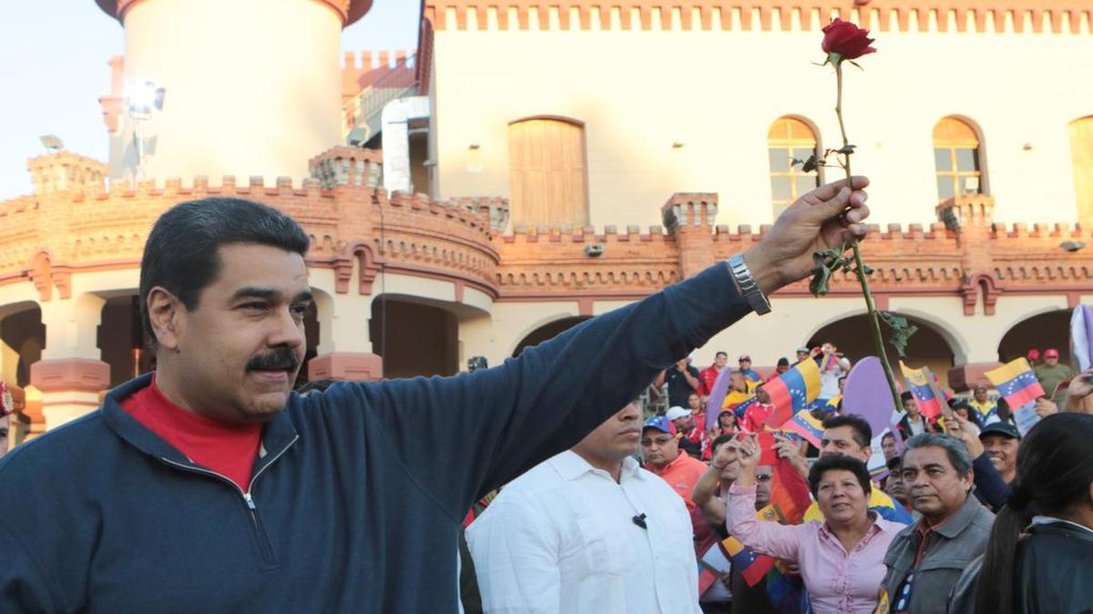 Fotografia cedida por prensa de Miraflores donde se observa al presidente venezolano, Nicolás Maduro, mientras participa en un acto de gobierno el 23 de enero de 2016, en Caracas (Venezuela).