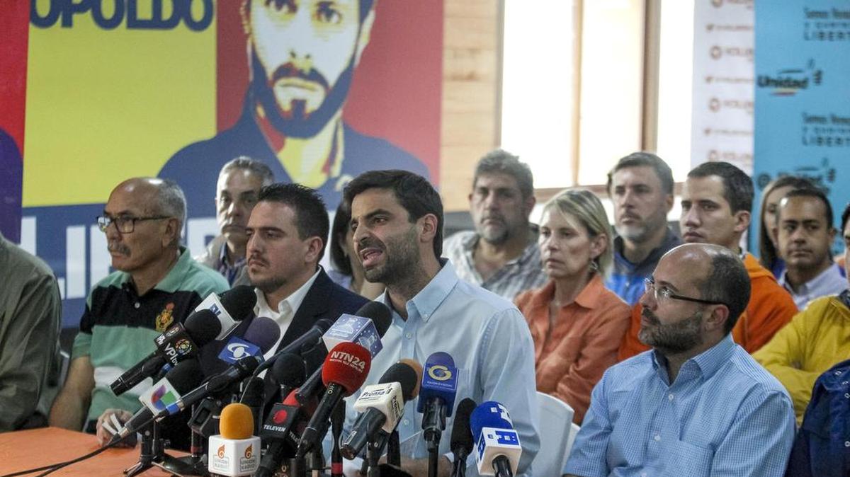 El partido de Leopoldo López, Voluntad Popular (VP), denunció el viernes 3 de noviembre de 2017, en Caracas (Venezuela) que el "régimen de Nicolás Maduro" pretende ilegalizar esta formación opositora y encarcelar a su coordinador, el también vicepresidente del Parlamento Freddy Guevara.