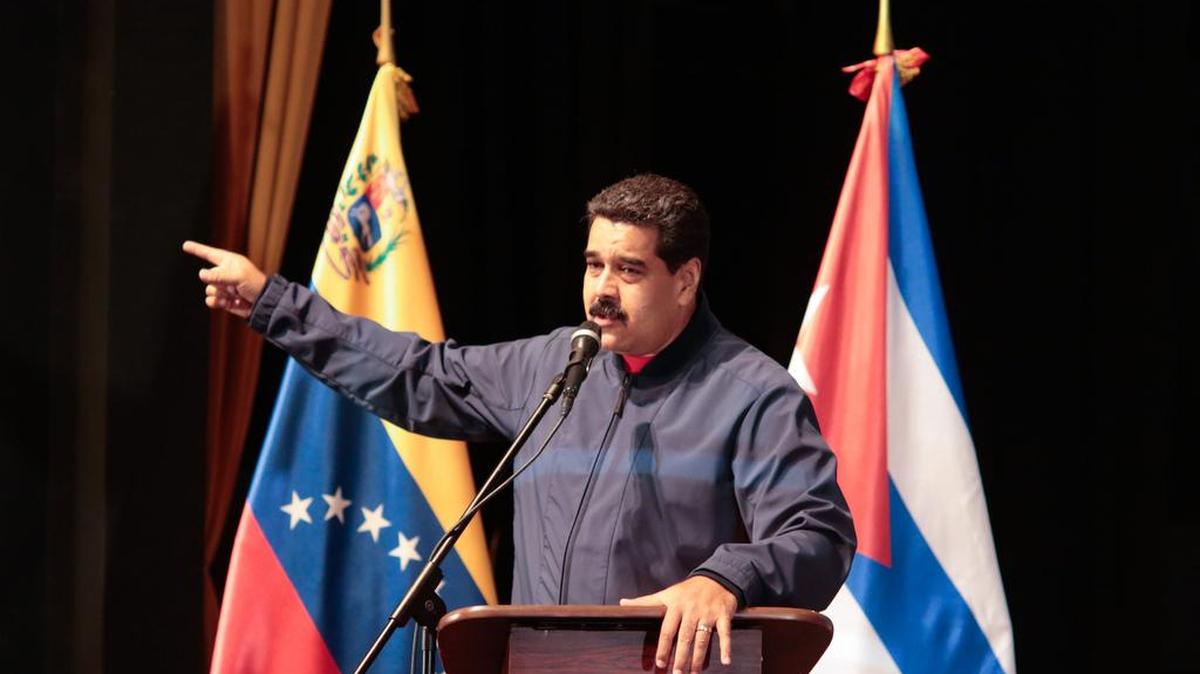 Fotografía cedida por el Palacio de Miraflores donde se observa al presidente de Venezuela Nicolás Maduro hablando en un acto de Gobierno el jueves 6 de octubre de 2016, en Caracas (Venezuela).