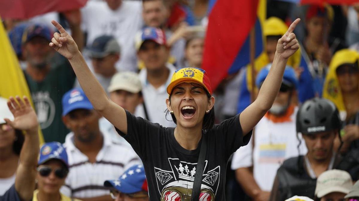 Miles de personas salieron a protestar contra el gobierno de Nicolás Maduro el sábado, 1 de julio de 2017, en Caracas, Venezuela.