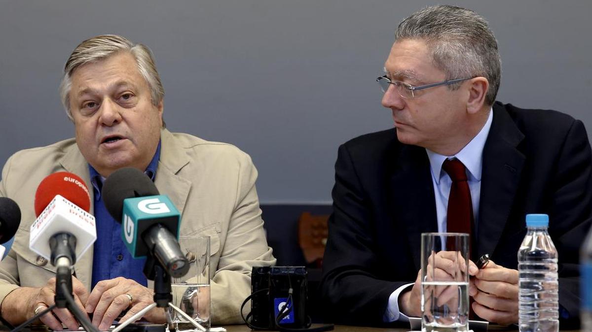 El abogado y ex ministro de Justicia, Alberto Ruiz Gallardón (d), junto a Leopoldo López padre (i), durante la rueda de prensa ofrecida hoy junto al abogado Javier Cremades, para abordar la situación jurídica del político venezolano preso desde 2014, tras la visita de los letrados a Venezuela.