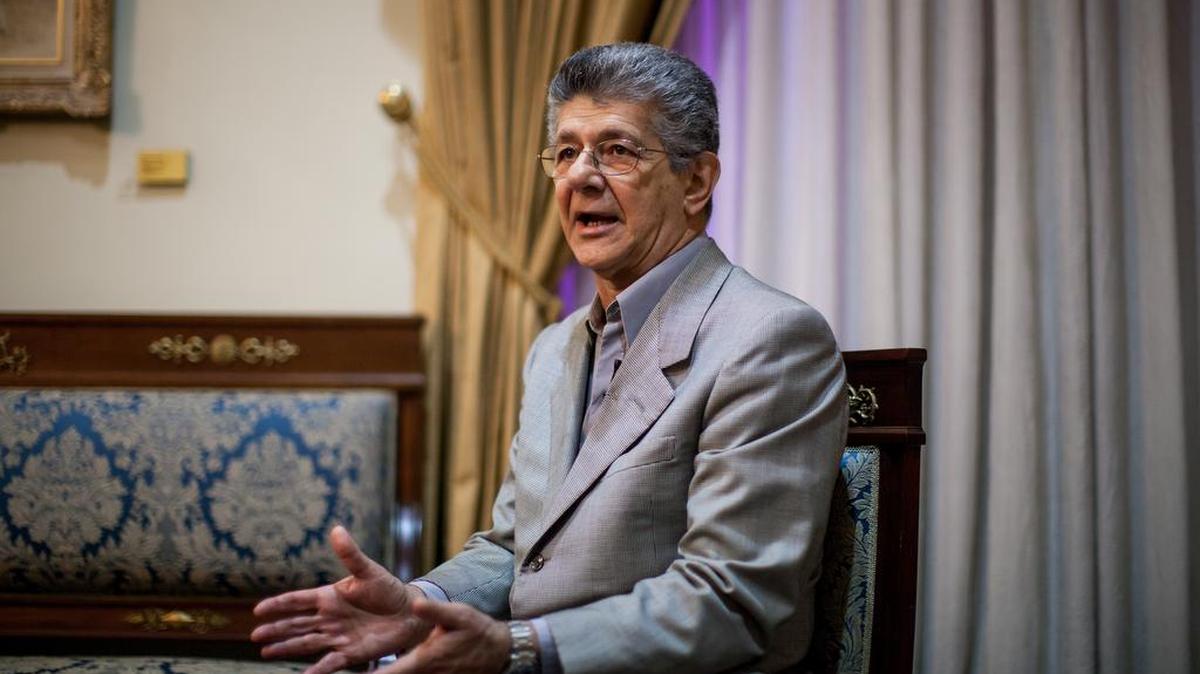 Fotografía del lunes 15 de febrero de 2016, del presidente de la Asamblea Nacional de Venezuela, Henry Ramos Allup, mientras habla durante una entrevista con Efe en Caracas (Venezuela).