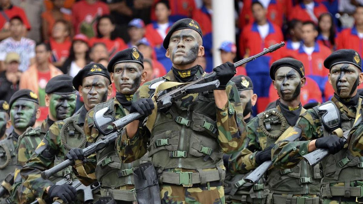 Militares venezolanos en un desfile por el Día de la Independencia en Caracas.