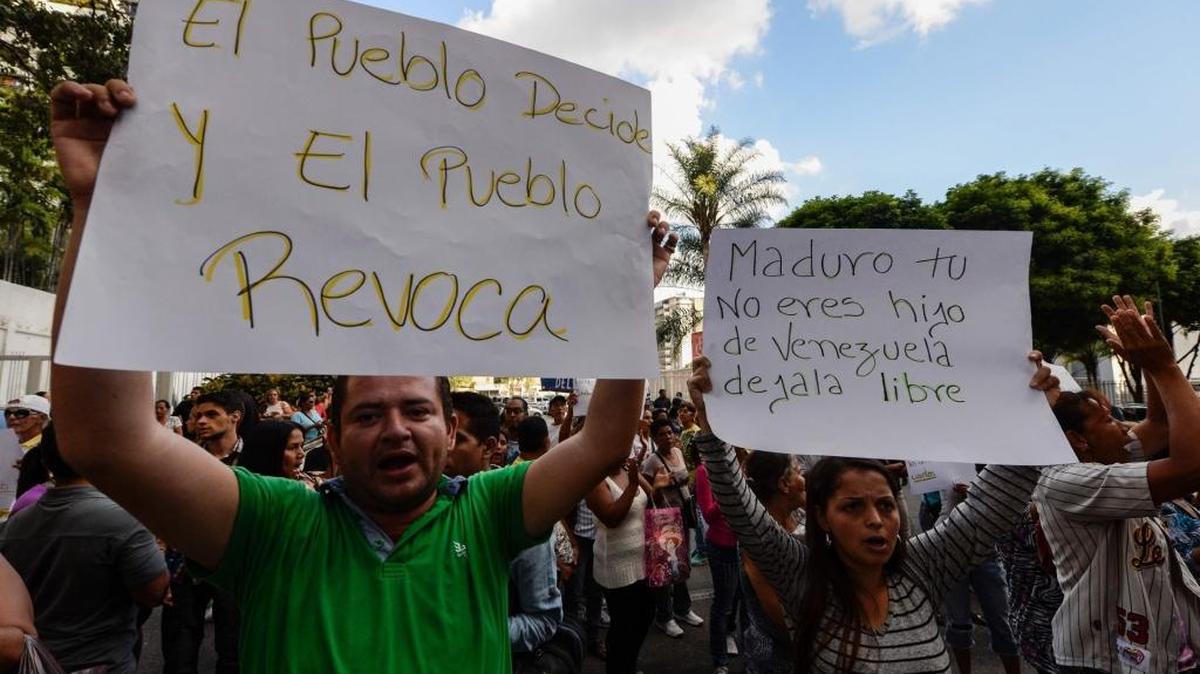 Una multitud exige la celebración del revocatorio contra el presidente de Venezuela, Nicolás Maduro, el viernes en Caracas.