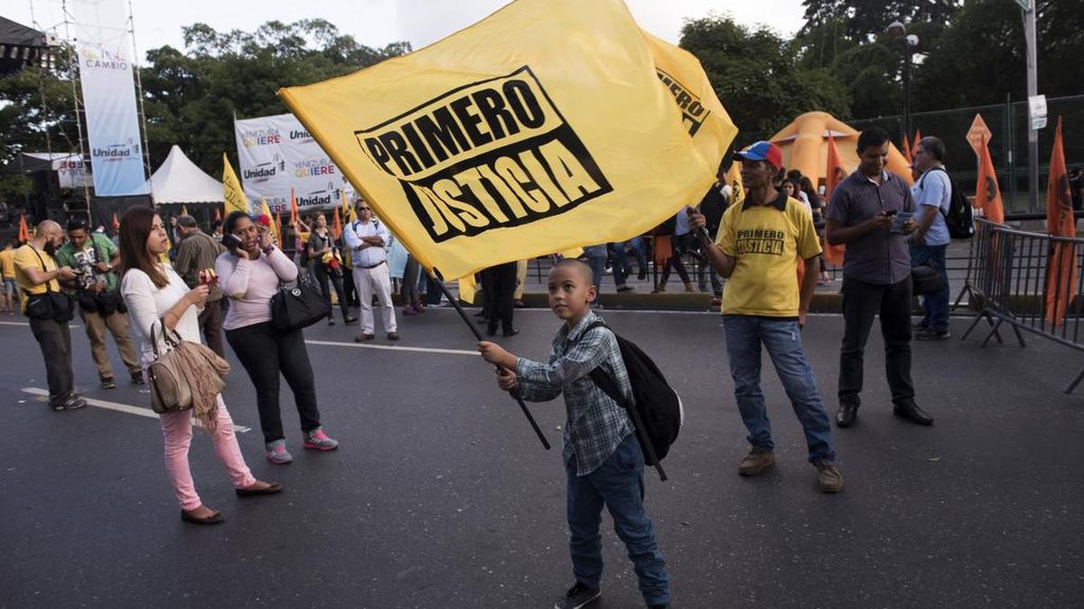 Un niño ondea una bandera del partido opositor Primero Justicia en un acto de campaña, el 3 de diciembre de 2015 en Caracas, Venezuela.