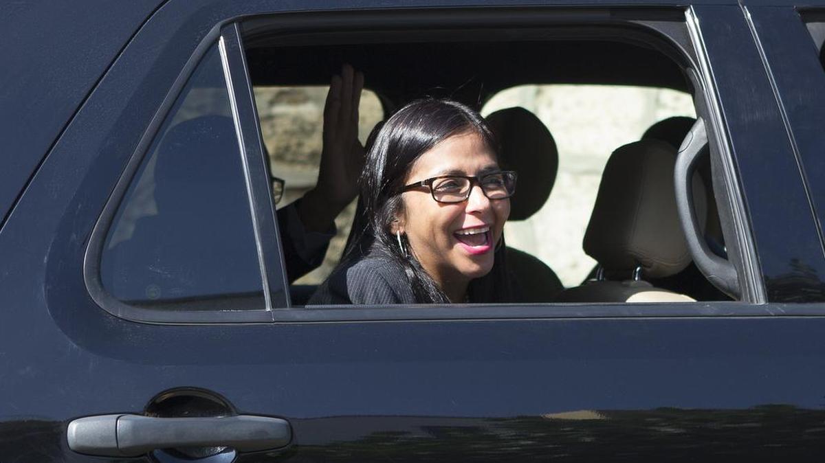 La presidenta de la Asamblea Nacional Constituyente (ANC) de Venezuela, Delcy Rodríguez, ingresa a la cancillería dominicana donde tiene lugar la reunión entre representantes del Gobierno y de la oposición de Venezuela el 14 de septiembre de 2017, en Santo Domingo (República Dominicana).