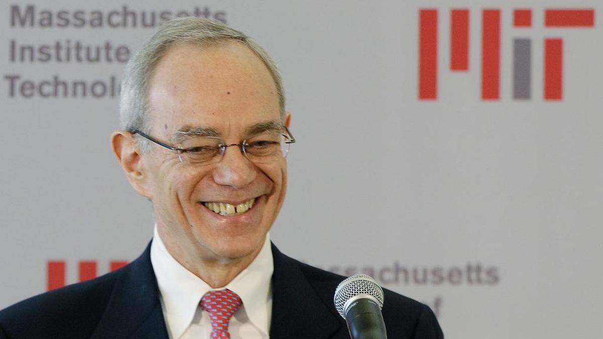 Rafael Reif sonríe mientras dirige una conferencia de prensa en el Instituto Tecnológico de Massachusetts (MIT) el 16 de mayo de 2012.