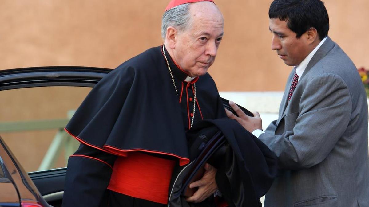 El arzobispo de Lima, el cardenal Juan Luis Cipriani Thorne llega a la sala Pablo VI para la apertura de las Congregaciones de los Cardenales el 4 de marzo de 2013 en la Ciudad del Vaticano, Vaticano.