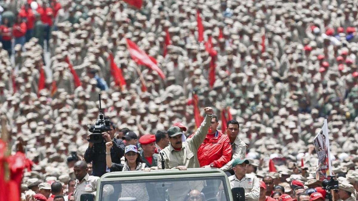 El gobernante venezolano Nicolás Maduro en un desfile militar el 17 de abril en el que las fuerzas militares de Venezuela le juraron lealtad a Maduro.