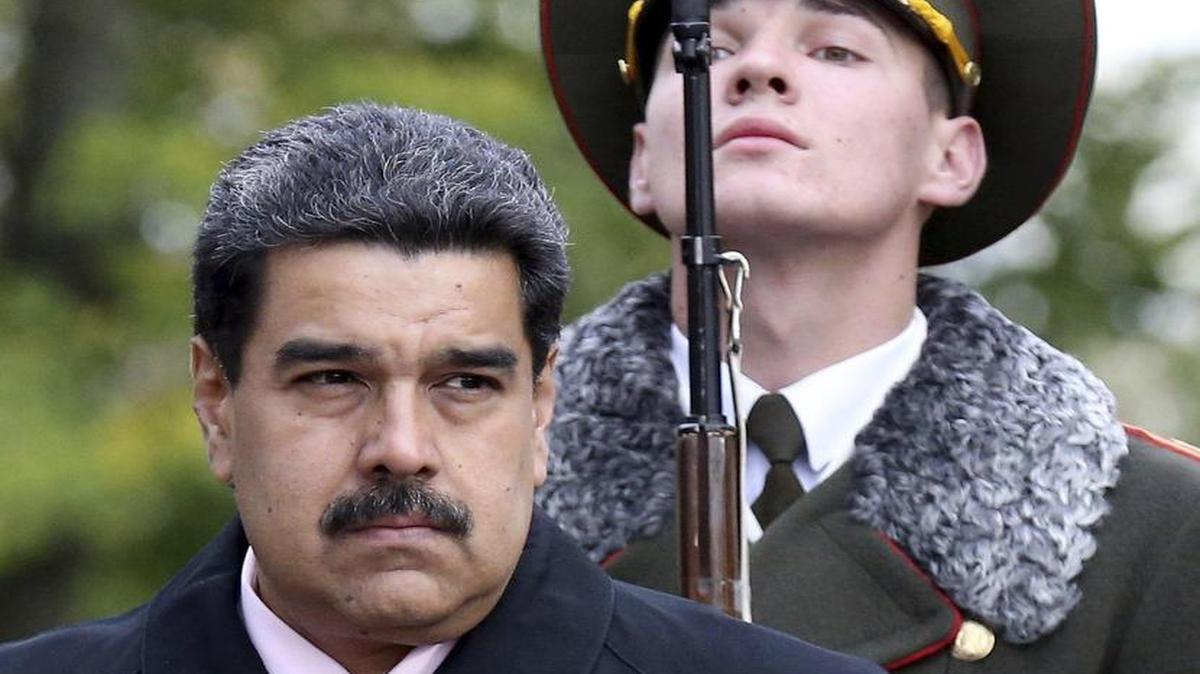El presidente de Venezuela, Nicolás Maduro (i), participa en la inauguración de una estatua conmemorativa al liberador Simón Bolívar, en Minsk (Bielorrusia) el 5 de octubre de 2017.