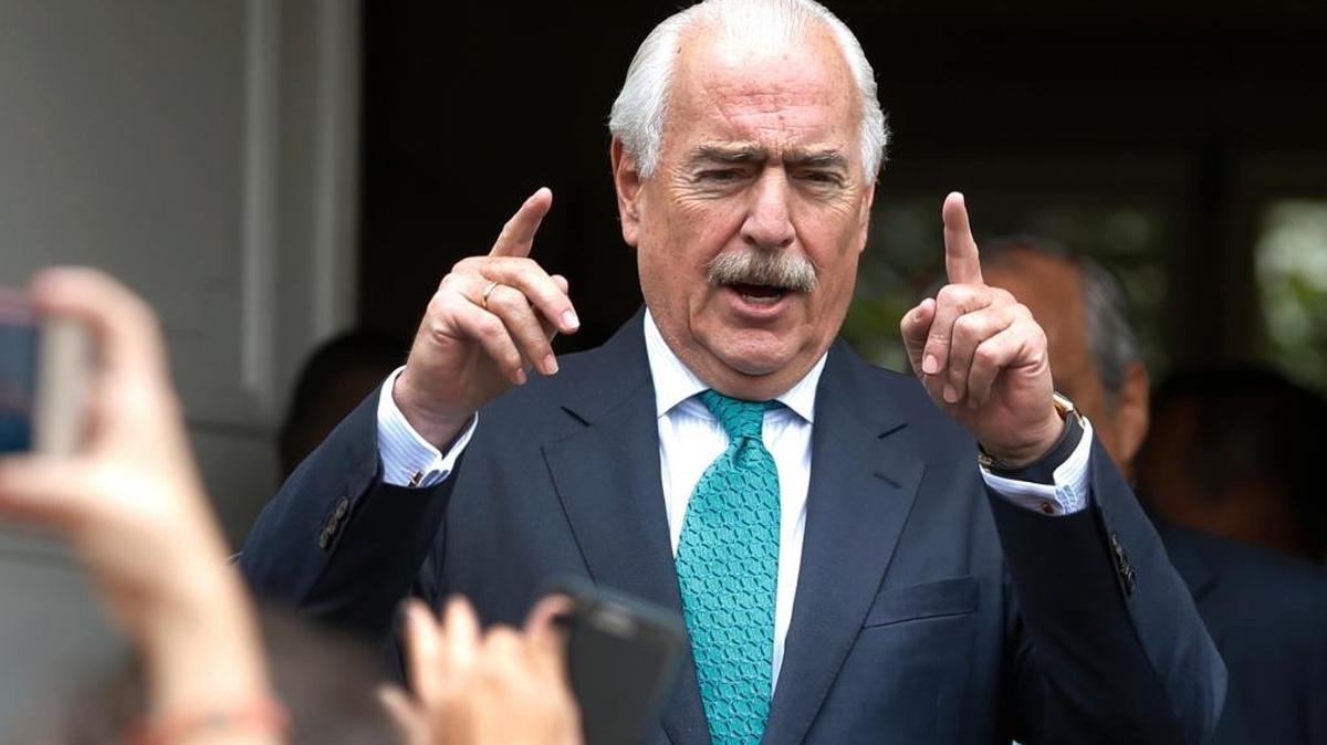 El ex presidente colombiano Andrés Pastrana habla con la prensa en Bogotá en foto de archivo.