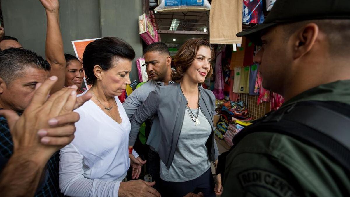 María Antonieta Mendoza de López (i), y Diana López (c), madre y hermana del líder opositor preso Leopoldo López, ingresan al Palacio de Justicia el jueves 18 de agosto de 2016 en Caracas (Venezuela).