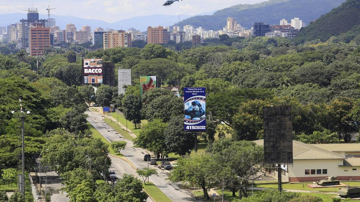 El domingo, 6 de agosto de 2017, un helicóptero vuela sobre la base militar Paramacay en Valencia, Venezuela.