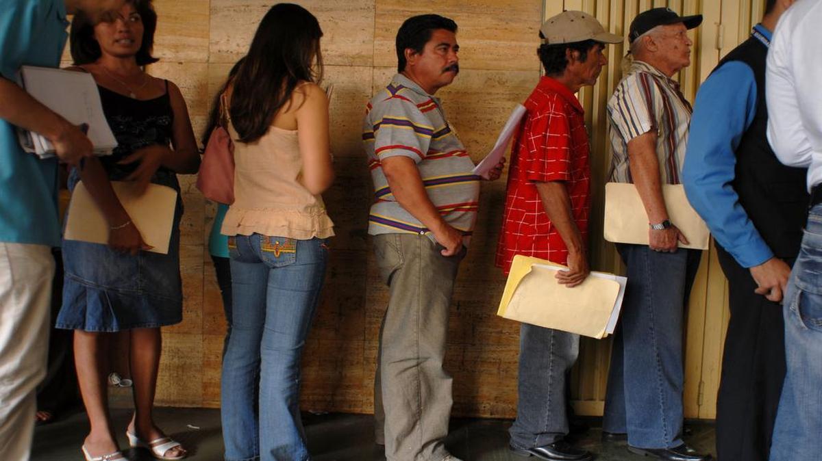 Un grupo de jubilados venezolanos hace fila para solicitar una pensión en el Instituto Venezolano de los Seguros Sociales en Caracas en abril del 2008.