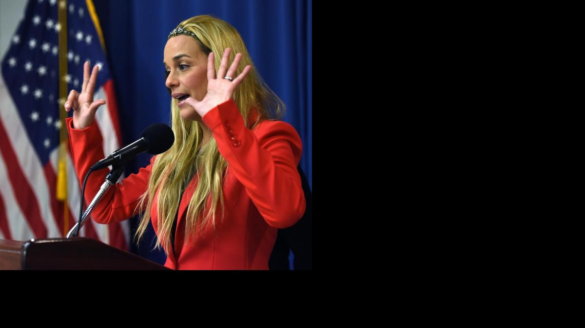 
Lilian Tintori, esposa del líder opositor venezolano, Leopoldo López, habla durante una a rueda de prensa en la que participaron  el miércoles 11 de febrero de 2015, en Washington, D.C. (EEUU). 
