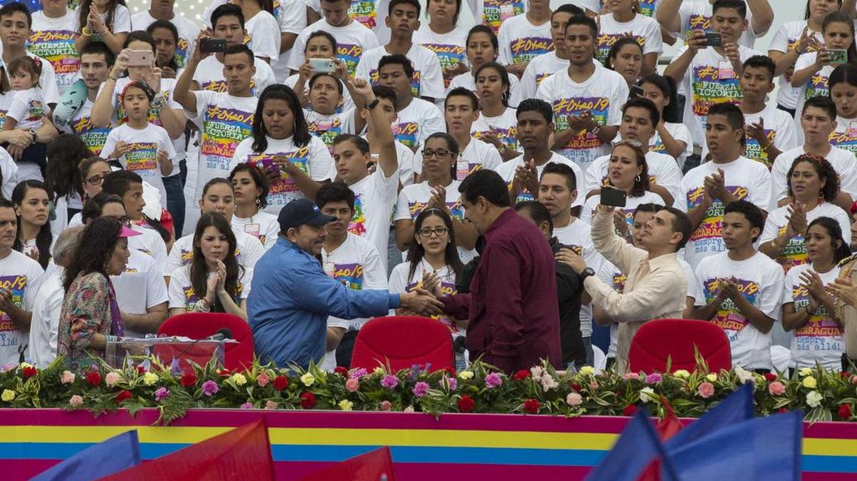 El presidente de Nicaragua Daniel Ortega (c-i) saluda al presidente de Venezuela Nicolás Maduro (c-d) este martes 19 de julio de 2016, durante la celebración de los 37 años de la revolución sandinista en Managua (Nicaragua).