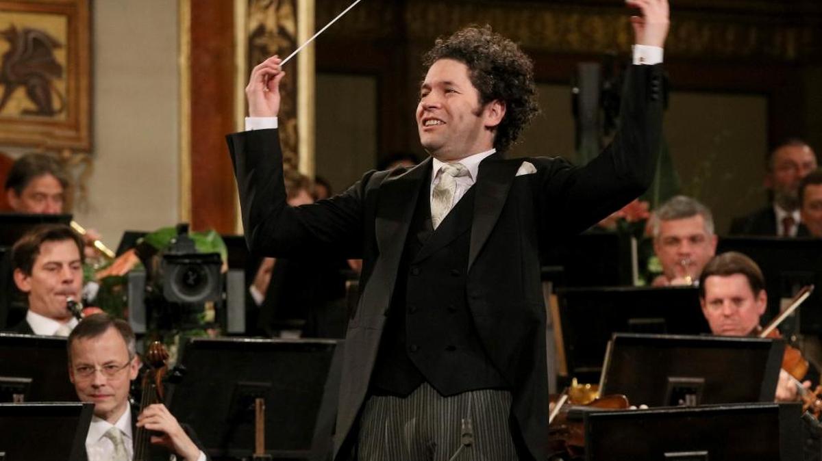 El director de orquesta venezolano Gustavo Dudamel conduce la Filarmónica de Viena en foto de archivo.