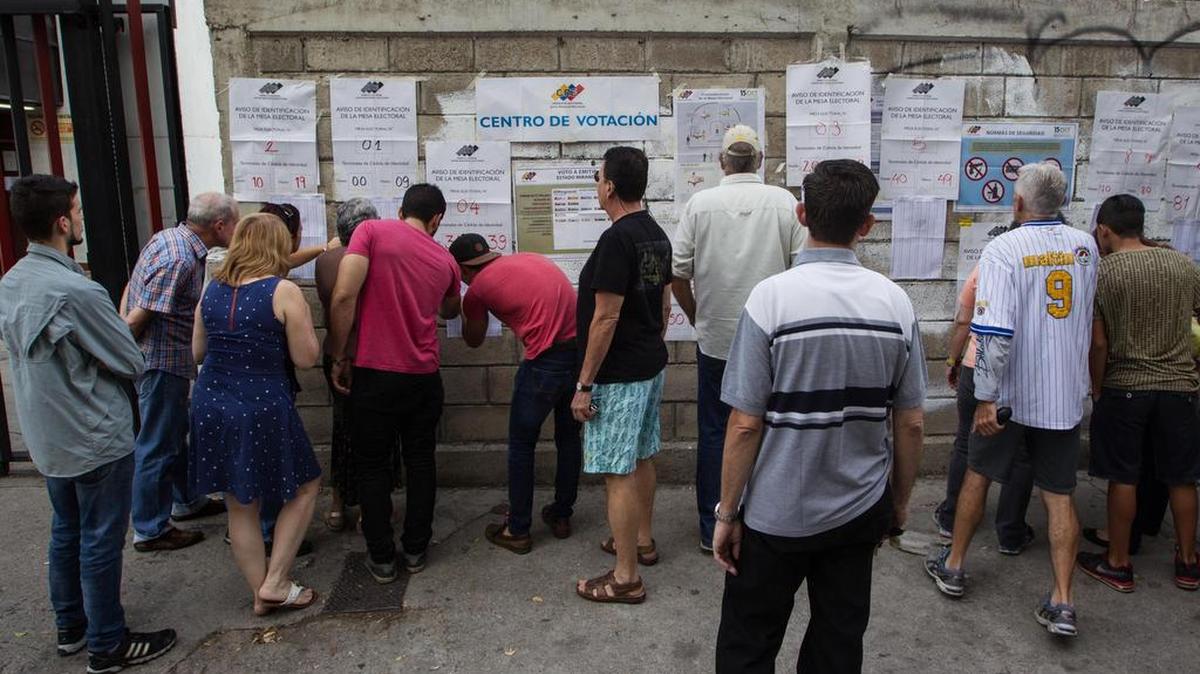Votantes reubicados acuden a los diferentes centros de votación para ejercer su derecho al voto el domingo 15 de octubre de 2017, en Caracas, Venezuela.