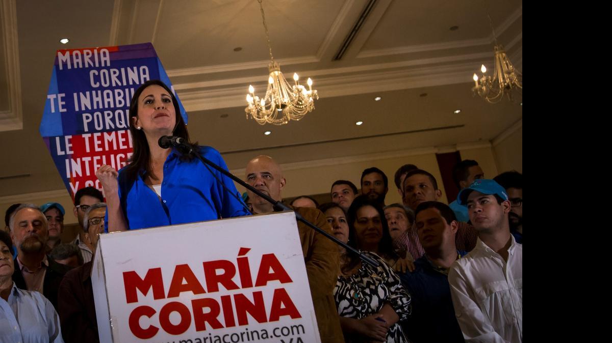 
La opositora venezolana María Corina Machado habla durante una conferencia de prensa en Caracas, el miércoles. La Contraloría general de su país la inhabilitó en las elecciones parlamentarias del próximo diciembre.
