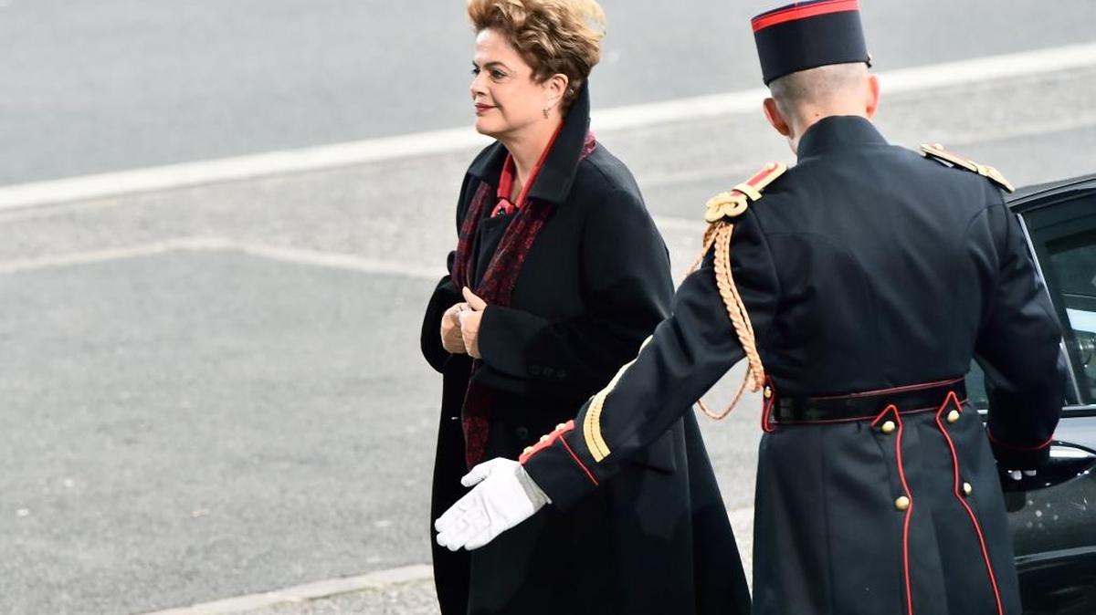 La presidenta de Brasil, Dilma Rousseff, llega a la cumbre COP21, el lunes en París.