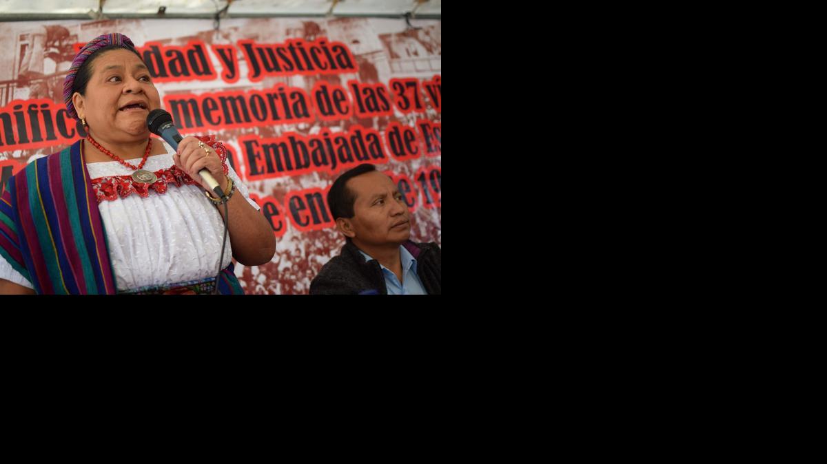 
La guatemalteca ganadora del premio Nobel de la Paz en 1992 Rigoberta Menchú habla el sábado, durante un acto en homenaje a las 37 víctimas, entre ellos su padre Vicente Menchú Pérez, de la quema de la Embajada de España en Guatemala, en el Centro Histórico de Ciudad de Guatemala. 
