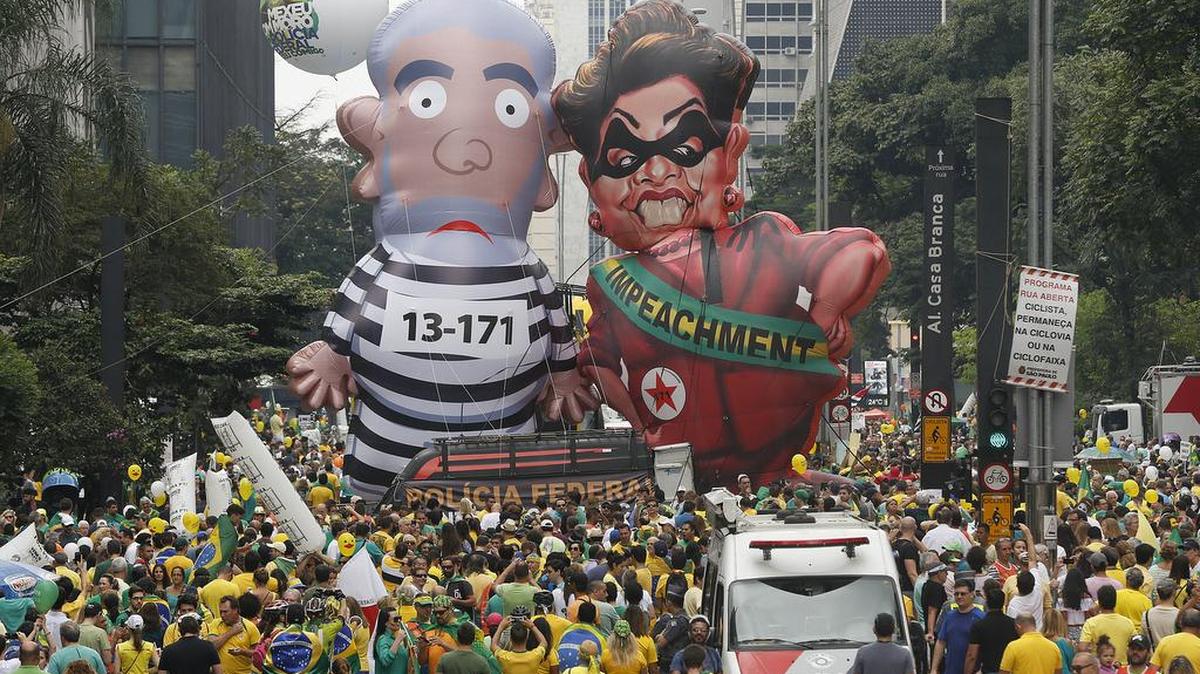 El escándalo de corrupción de la petrolera brasileña Petrobras ha generado protestas a nivel nacional, en donde las principales figuras criticadas son la presidenta Dilma Rousseff y el ex mandatario Lula Da Silva. En la foto, una marcha el 13 de marzo en Sao Paulo.