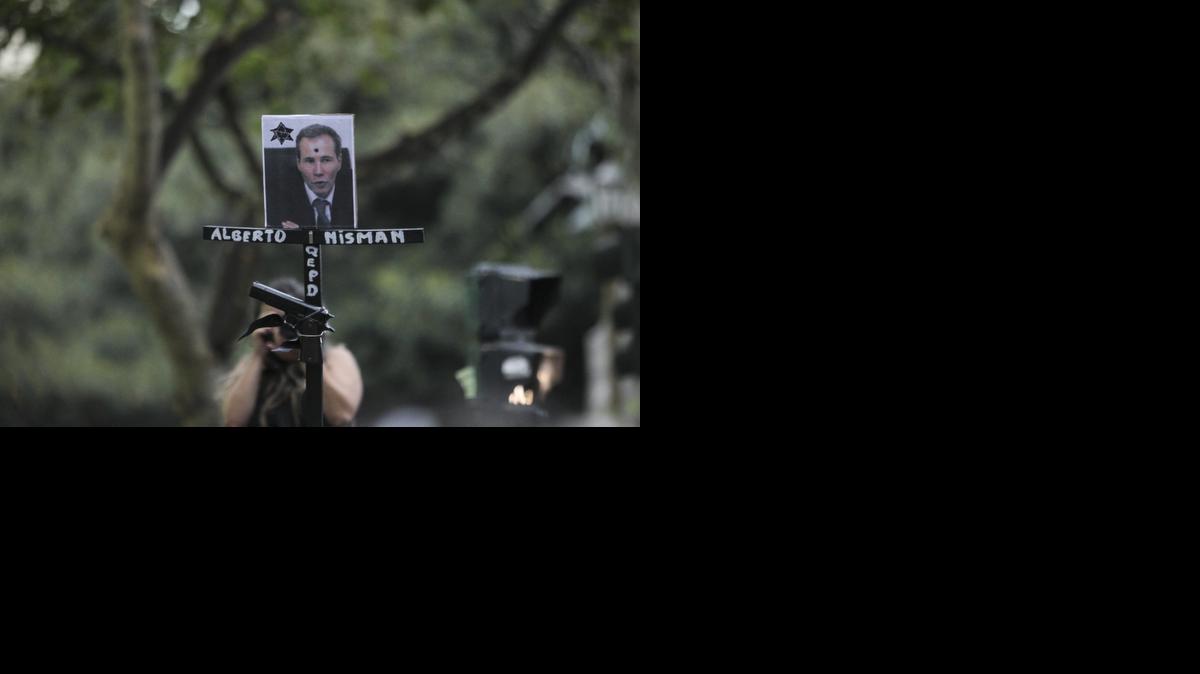
Una manifestante muestra una fotografía hoy, miércoles 18 de febrero de 2015, en la marcha convocada por los fiscales argentinos en homenaje al fiscal Alberto Nisman en Buenos Aires (Argentina). 
