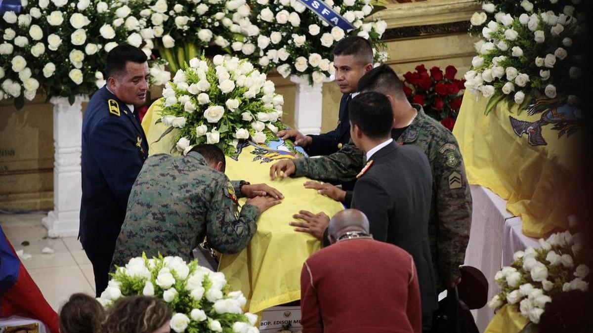 El cortejo fúnebre de los 22 militares fallecidos en un accidente aéreo en la provincia amazónica de Pastaza.