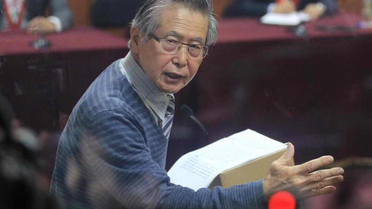 El ex presidente de Perú Alberto Fujimori habla durante su alegato final de defensa el lunes 29 de diciembre de 2014, en Lima (Perú).