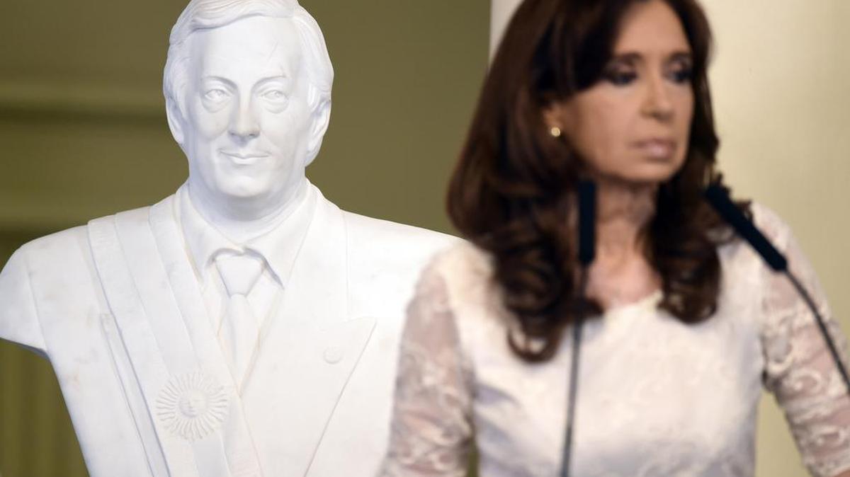 Fotografía donde se ve un busto del expresidente de Argentina Néstor Kirchner (i) desvelado por la presidenta de Argentina Cristina Fernández de Kirchner el miércoles 9 de diciembre de 2015, en la casa Rosada de Buenos Aires (Argentina).